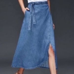 Gap denim wrap skirt in perfect condition. Size Xs.